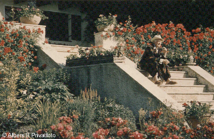 Hans Albers auf seiner Verandatreppe zur frühen Morgenstunden. Das Bild stellte freundlicherweise Hans Albers II zur Verfügung.