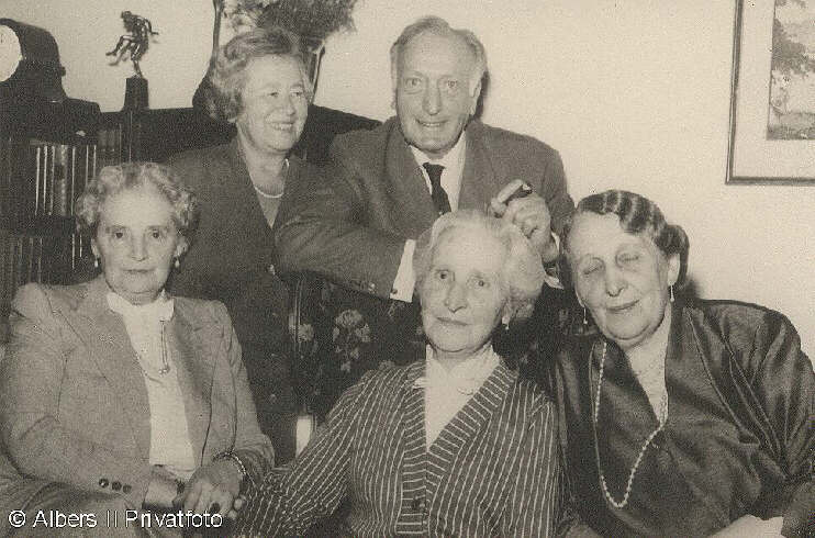 Hans Albers mit drei Schwestern und einer Nichte. Personen auf dem Bild oben von links: Nichte Anny (Tochter von Albertine) und Hans Albers, Personen unten von links nach rechts: Mimi Tlle, geb. Albers, Albertine Kobrow,  geb. Albers, Anna Holst, geb. Albers. Dieses Bild wurde am 3. September 1957 zum 85. Geburtstag von Albertine Kobrow, der ltesten Schwester von Hans Albers aufgenommen.