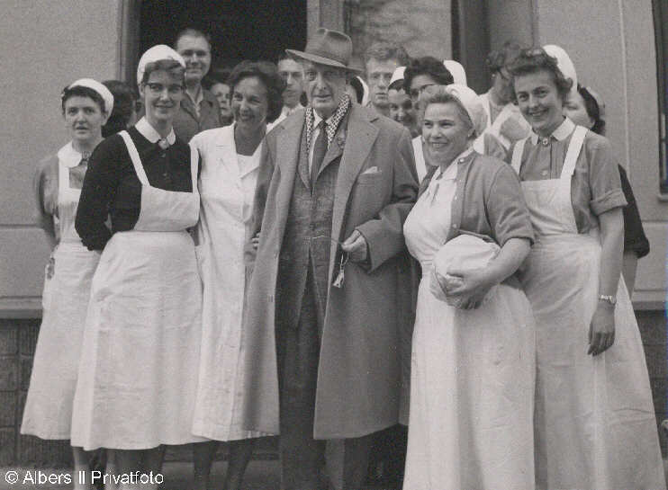 Nach seinem Unfall im Circus Knie wurde Hans Albers in eine Wiener Klinik eingeliefert. An seinem Entlassungstag verabschieden sich Schwestern und Pfleger von ihm. Einige Wochen später verstarb er.