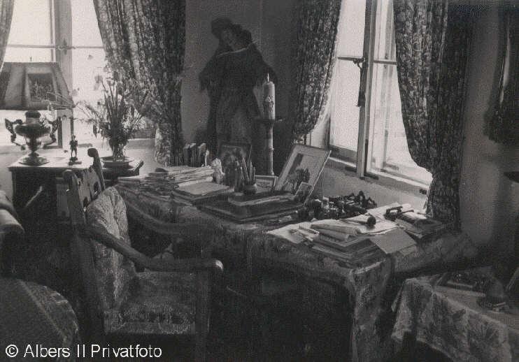 Schreibtisch von Hans Albers. Auf dem Schreibtisch steht ein Bild, das Hans Albers mit seiner Mutter zeigt.