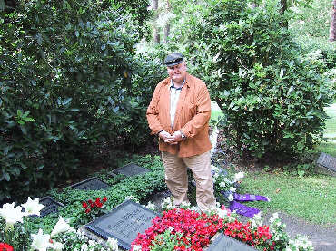 Hans Albers II. am Grab seines Onkels Hans Albers I. zum 44. Todestag am 24.07.2004 
