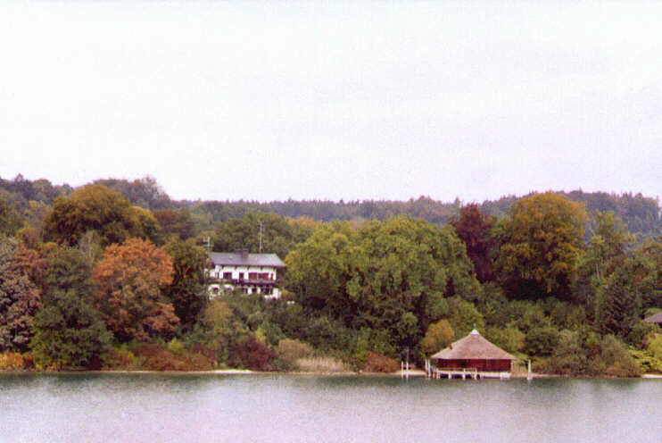 Hans-Albers-Villa mit Bootshaus von der Seeseite (September 2004)