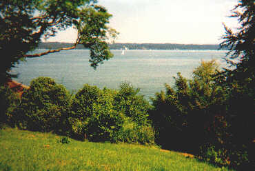 Blick vom Hans-Albers-Haus auf das Bootshaus und den Starnberger See (Sommer 1999). Weitere Bootshausaufnahmen siehe auf der Seite »Das Hans-Albers-Bootshaus«.
