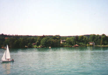 Starnberger See bei Garatshausen - in der Bildmitte das Hans-Albers-Haus