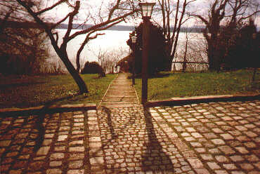 Im Garten des Hans-Albers-Hauses, Weg zum Bootshaus im Frühjahr 2000 (siehe auch auf der Seite »Das Hans-Albers-Bootshaus und der Bootshaus-Weg«.