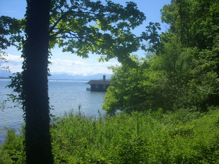 Blick vom Uferweg auf ein Bootshaus in Garatshausen (Junii 2019)