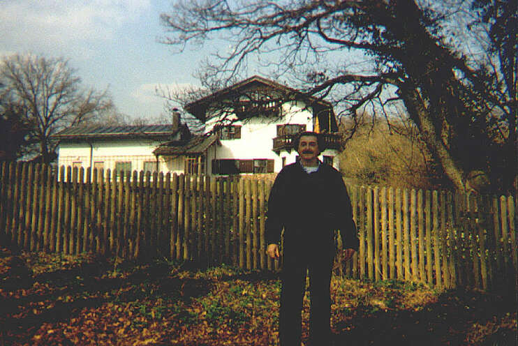 Das Hans-Albers-Haus im Frhjahr 1999 vom Stichweg aus gesehen