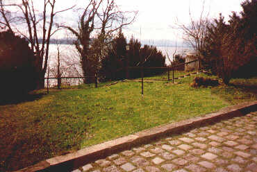 Blick von der Auffahrt in Richtung Bootshausweg im Vorfrühling 2000