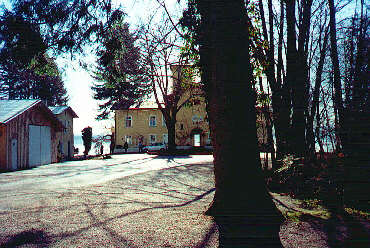 Vor dem Midgard-Haus (März 2001)