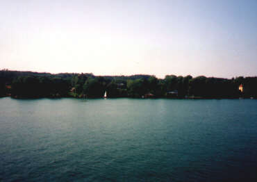 Starnberger See bei Garatshausen . Deutlich ist am rechten Bildrand das Garatshausener Schloß auszumachen..