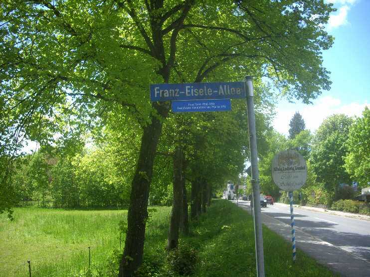 Die Franz-Eisele-Allee zweigt von der Weylerstrasse ab und führt direkt zum Seniorenheim «Schloß Garatshausen, Pflegen & Wohnen am See». Franz Eisele (1936-1999) war von 1966 bis 1996 Gemeinderat in Garatshausen. (Mai 2021)