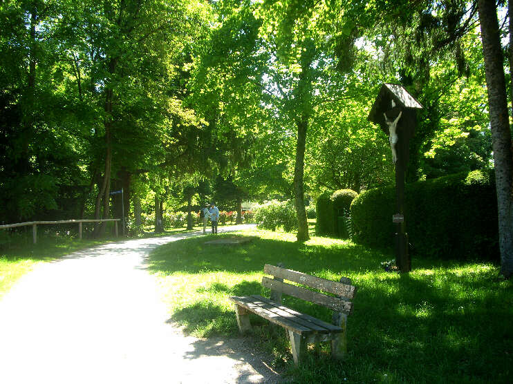 Der Ebersweg führt durch den Bagnères-de-Bigorre-Park (Mai 2017)