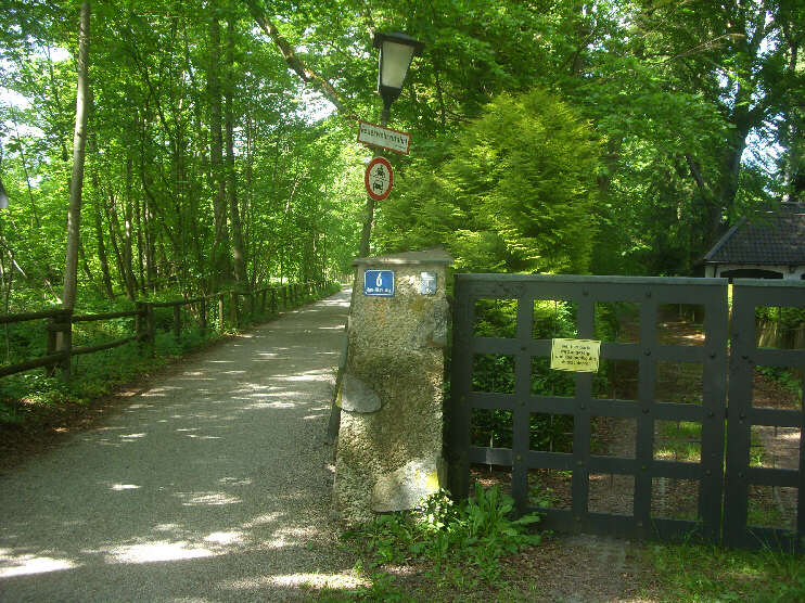 Äußeres Tor zum Hans-Albers-Grundstück, links Hans-Albers-Weg nach Feldafing (Mai 2017)