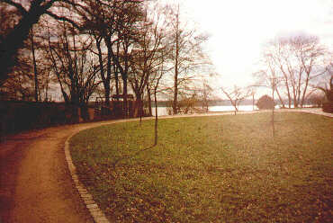 Die Auffahrt zum Hans-Albers-Haus im Frühjahr 2000