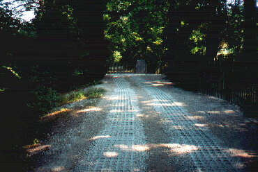Am Ende der äußeren Zufahrtsweges erkennt man das Innentor (Juli 2001)