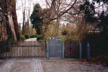 Kurz vor dem Eingangstor (April 2003)