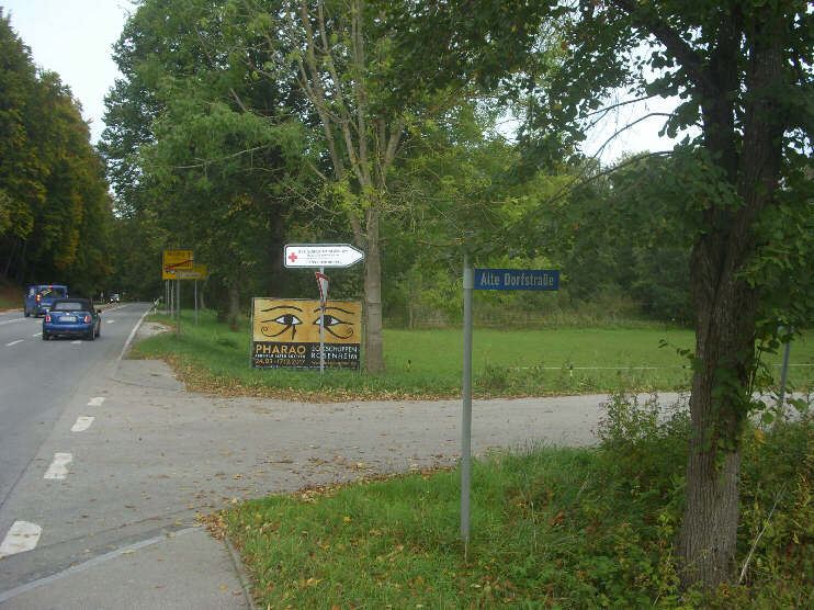 Ecke Alte Dorfstraße / Weylerstraße: Hier befindet sich die Lieferantenzufahrt zum BRK Schloß Garatshausen, Wohnen und Pflege am See (Oktober 2017)
