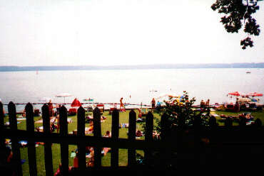 Blick über den Zaun zum Tutzinger Nordbad (Juli 2001)