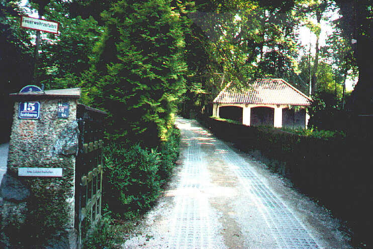Zufahrtsweg zum Hans-Albers-Haus, äußeres Tor, alte Hausnummer  (Juli 2001)