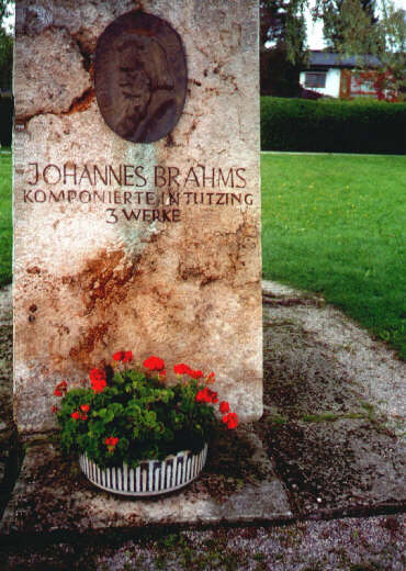 Johannes-Brahms-Denkmal an der Brahmspromenade in Tutzing