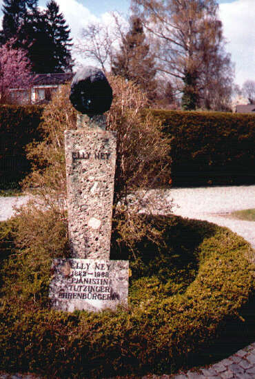 Elly-Ney-Denkmal am Brahmsweg in Tutzing (Ostern 2003)