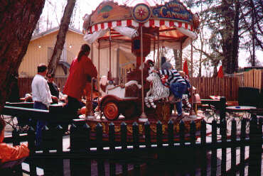 Kinderkarussell im Tutzinger Biergarten (Ostern 2003)