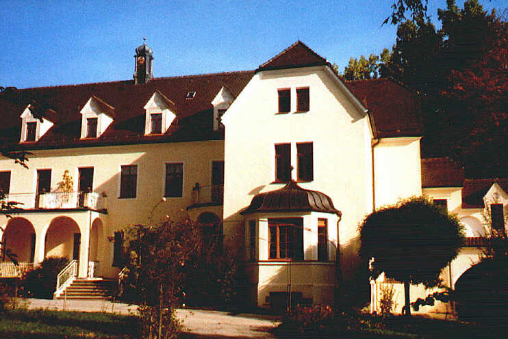 Im Neuen Schloß befindet sich heute das BRK-Kreisaltenheim Garatshausen (September 2007)