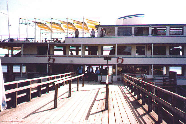 Schiffsanlegestelle Tutzing - Ankunft eines Linienschiffes (September 2003)