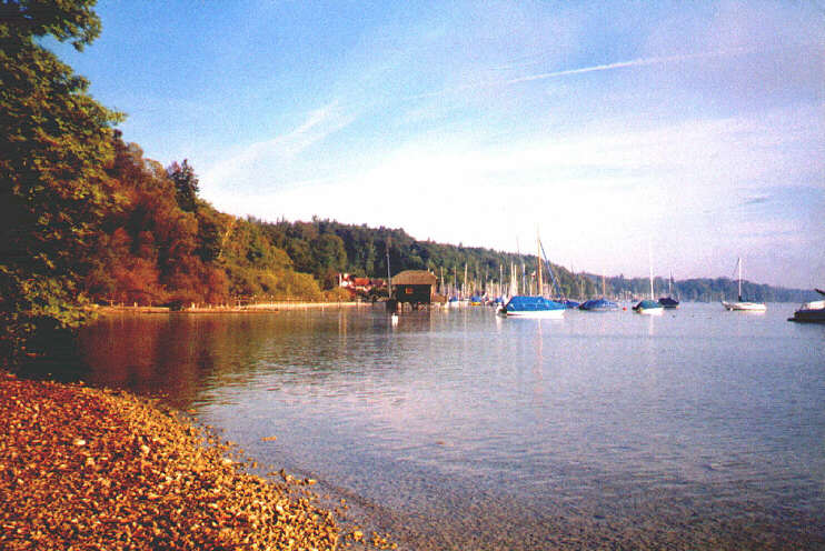 Blick vom Seeuferweg im Park Feldafing auf den Segelschiffhafen im Morgenlicht (September 2003)