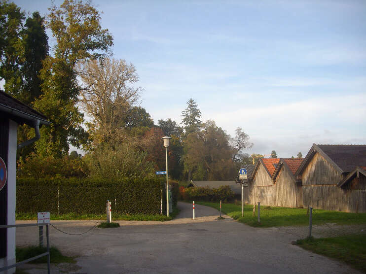 Vorne im Bild beginnt die Marienstraße. Nach links zweigt das Fischergassl ab, geradeaus führt der Brahmsweg zur Brahmspromenade (Oktober 2014)
