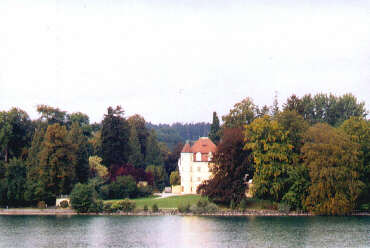 Blick vom Starnberger See auf Schloß und Schloßpark Garatshausen (September 2004)