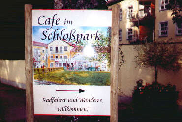 Hinweisschild auf das Cafe im Schloßpark (September 2004)