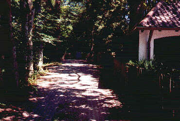 Am Ende der äußeren Zufahrtsweges erkennt man das Innentor (August 2003)