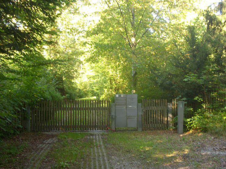 Bald ist alles zugewachsen: Innentor zum Hans-Albers-Grundstück (September 2013)