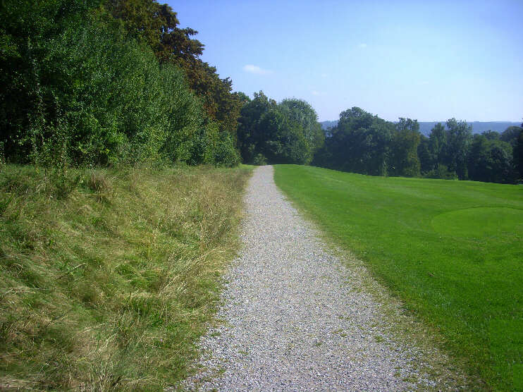 Der Kaiserin-Elisabeth-Weg führt durch den Golfplatz zum Park Feldafing (September 2016)