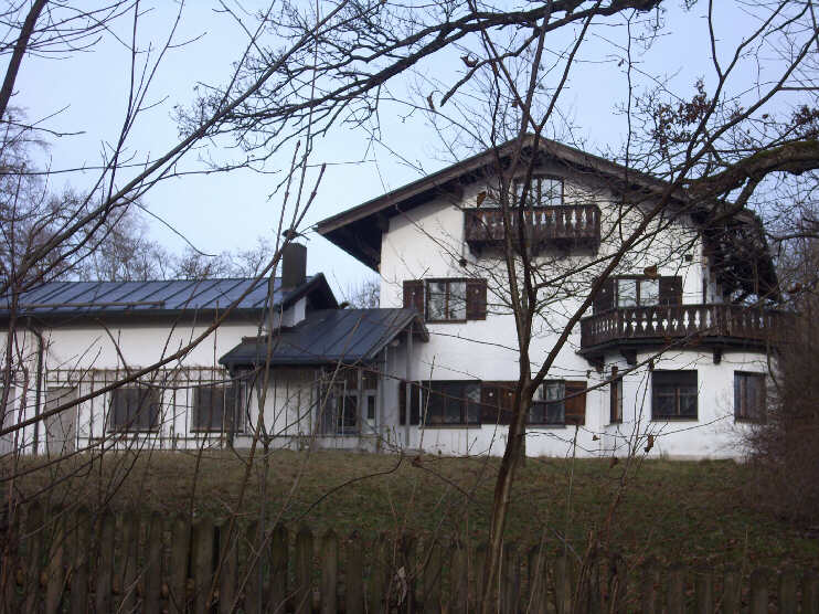 Ein Blick vom Stichweg zum Hans-Albers-Haus ist wegen des wildwuchernden Buschwerks nur noch im Winter mglich. (Dezember 2009)