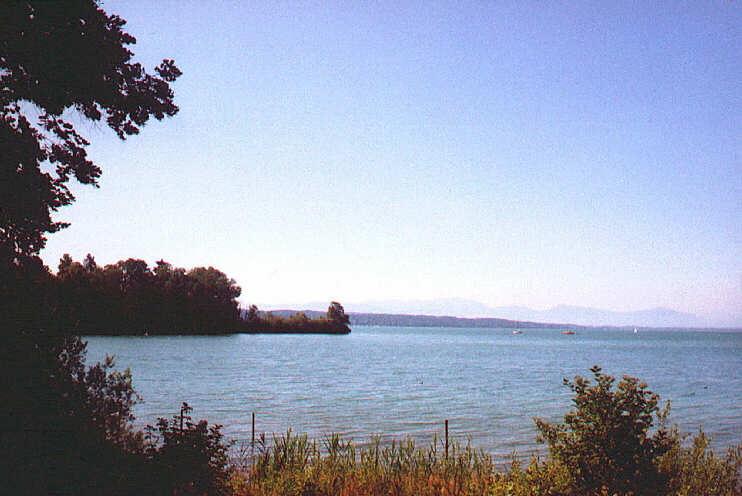 Blick unweit des Plantanenrondells auf Starnberger See und Roseninsel (Juli 2006)