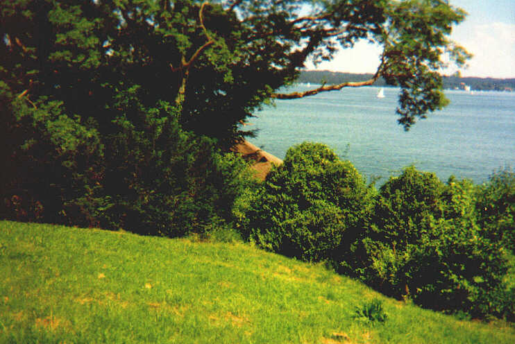 Blick vom Hans-Albers-Haus auf das Bootshaus und den Starnberger See (Sommer 1999). Weitere Bootshausaufnahmen siehe auf der Seite »Das Hans-Albers-Bootshaus«.