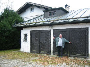 Hans Albers II  vor der Garage der Villa seines Onkels (November 2012)