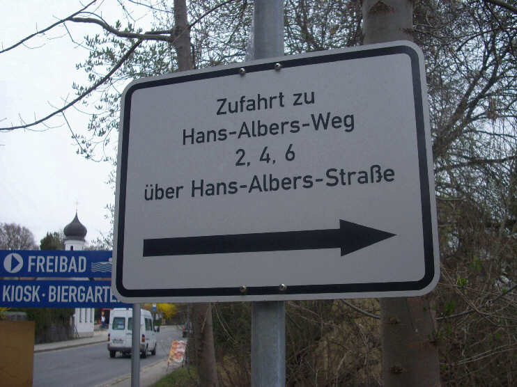 Schild an der Ecke Hauptstraße (Weylerstraße) / Hans-Albers-Straße (April 2014)
