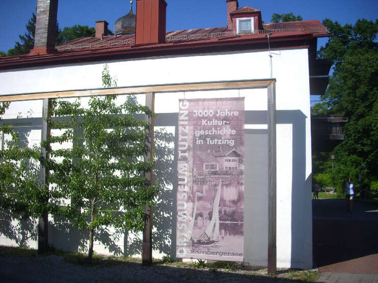 Unweit desThomaplatzes befindet sich das Ortsmuseum Tutzing [Graf-Vieregg-Strasse 14] (Juni 2015)