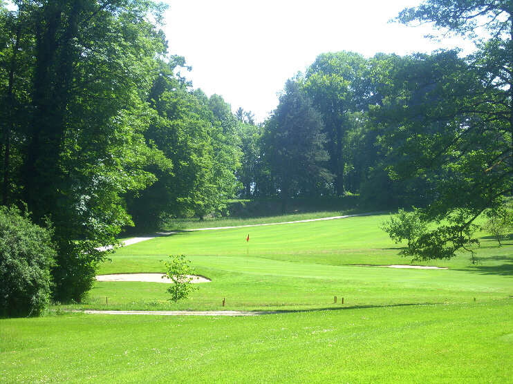 Der Kaiserin-Elisabeth-Weg führt mitten durch den  Feldafinger Golfplatz (Juni 2015)