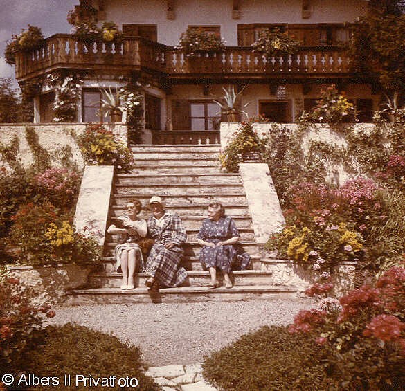Hansi Burg, Hans Albers und Schwester Anna Holst (geb. Albers) auf der Freitreppe zwischen Terrasse und Gartenbereich (1959)
