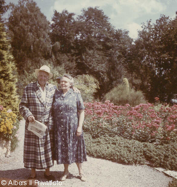 Hansi Burg, Hans Albers und Schwester Anna Holst (geb. Albers)  im Garten (1959)