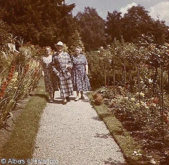 Hansi Burg, Hans Albers und Schwester Anna Holst (geb. Albers) auf dem parallel zur Terrasse verlaufenden Kiesweg (1959)