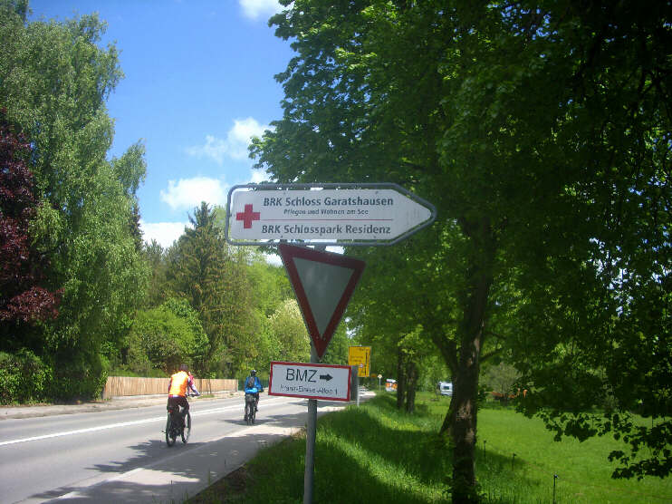 Die Franz-Eisele-Allee zweigt von der Straße St2063 ab und führt direkt zum Seniorenheim Garatshausen (Mai 2021)