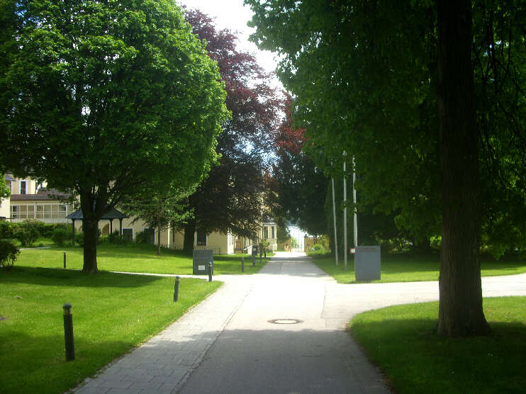 Hauptweg zwischen Seniorenheim und Schloßpark, Blickrichtung Altes Schloß und See (Mai 2021)