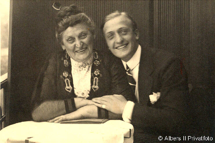 Hans Albers in jungen Jahren mit seiner Mutter