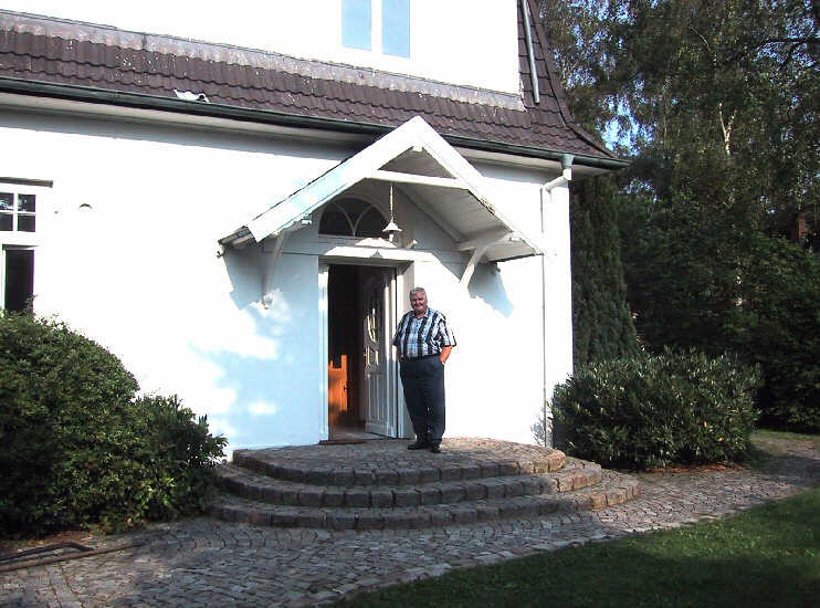Hans Albers II, Neffe von Hans Albers, vor der Albers-Villa in HH-Rissen.