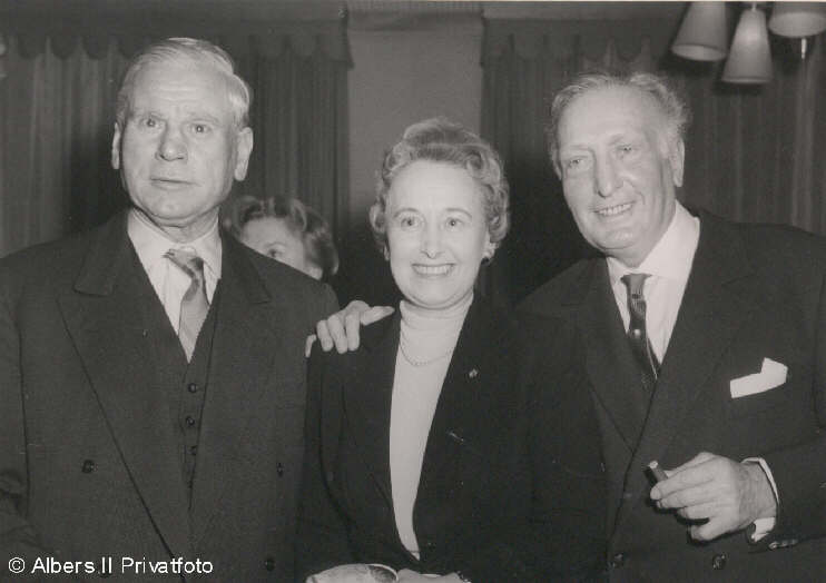 Der Hamburger Bürgermeister Max Brauer mit Gattin Erna Brauer und Hans Albers